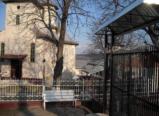 Biserica - vedere exterioară